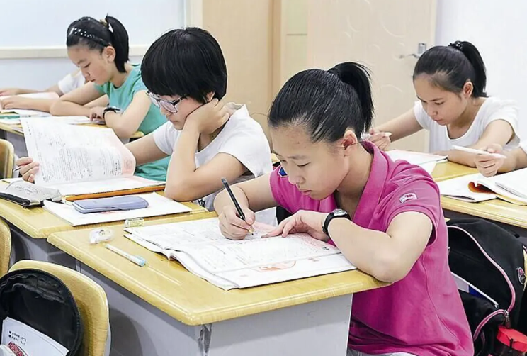 北京某机构老师预言：“23年所有学科班将清零”，学生听天由命？英语小故事带翻译有对话的