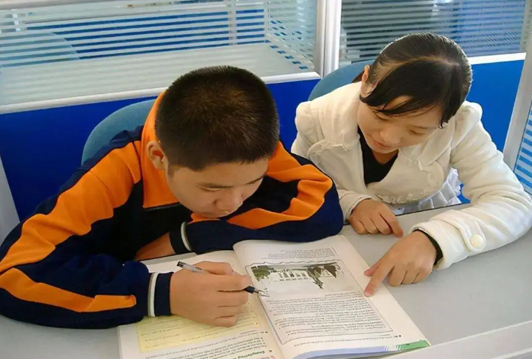 北京某机构老师预言：“23年所有学科班将清零”，学生听天由命？英语小故事带翻译有对话的