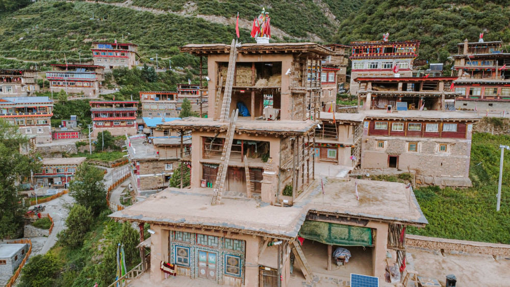 碉房始建于元末明初,距今已有600多年的历史.其占地面积为221.