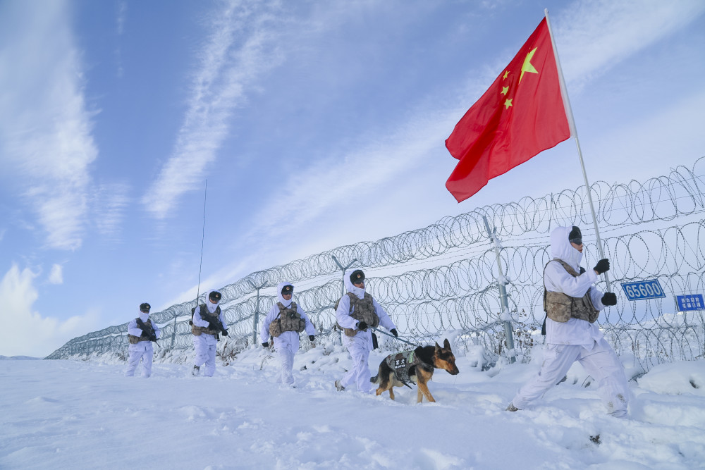 大雪中的边防军人图片图片