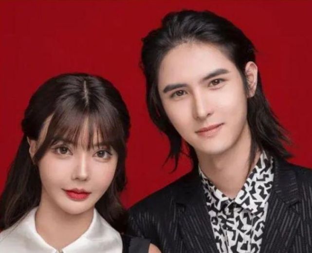 韩安冉与新男友同框直播,透露对方只有19岁,未到法定结婚年龄