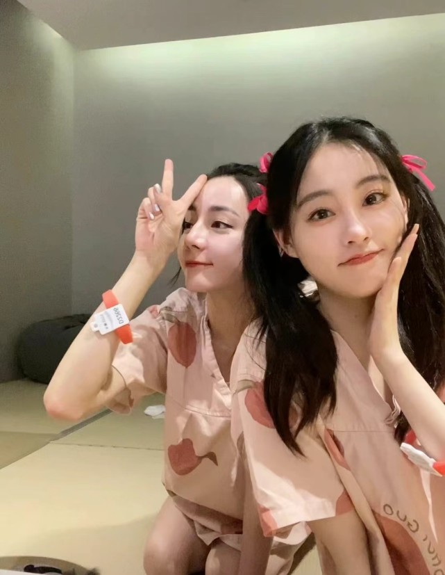 迪丽热巴祝绪丹现身洗浴中心闺蜜俩开心自拍素颜出镜状态好