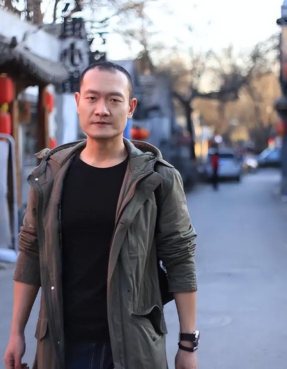 10年前,柏寒临终时将儿子交给海清照顾,如今海清做到了吗_腾讯新闻