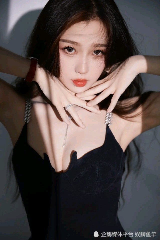 27岁小花虞书欣深v吊带裙大秀事业线吊打韩系女爱豆