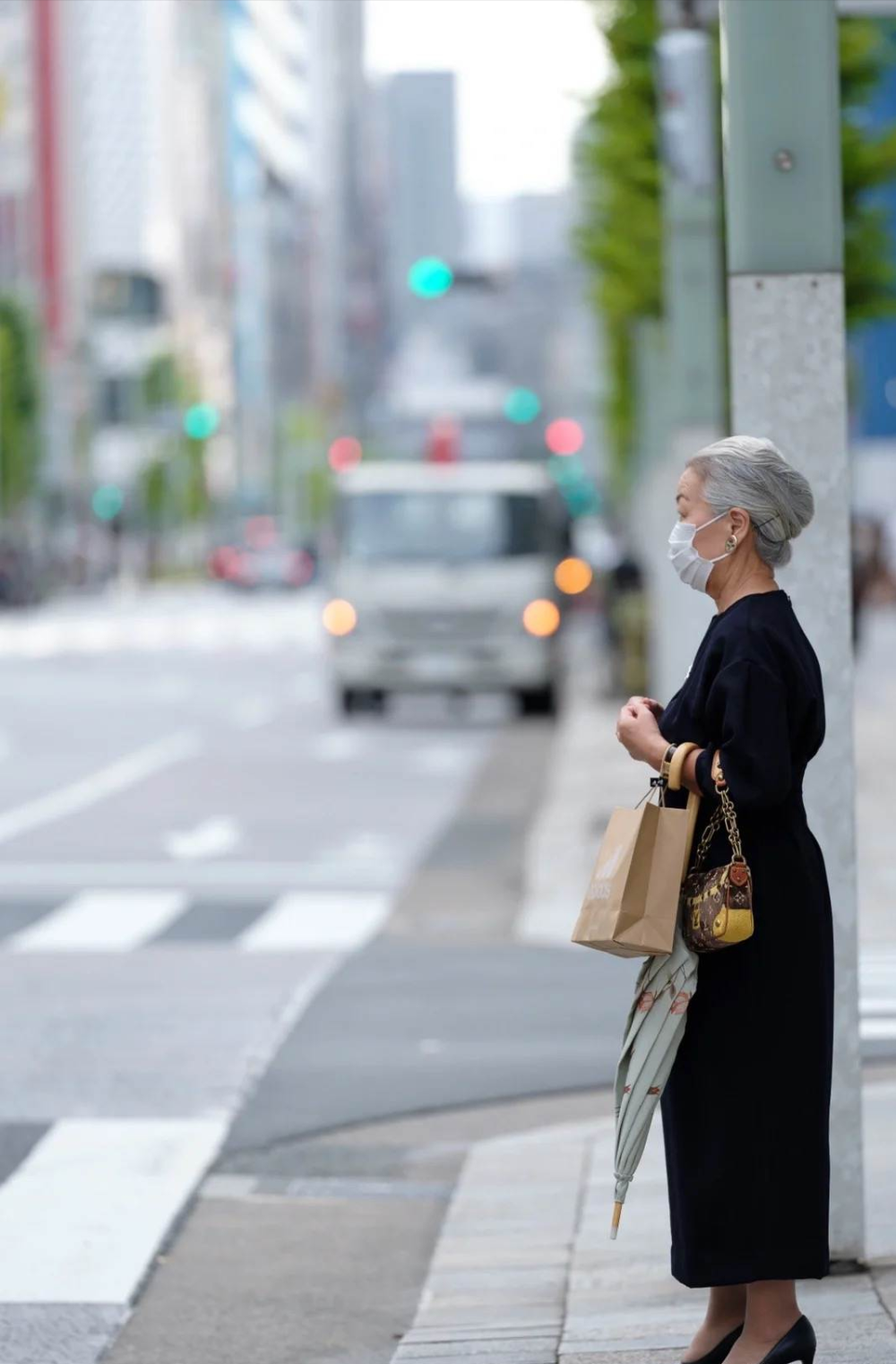被日本街拍惊艳到!白发奶奶穿搭时尚发型精致,年纪越大越有魅力插图2