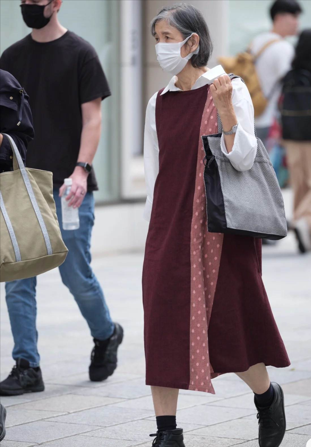 被日本街拍惊艳到!白发奶奶穿搭时尚发型精致,年纪越大越有魅力插图5