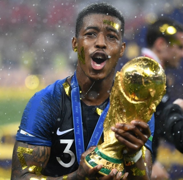 后防线上,大巴黎的金彭贝也因伤退出了世界杯名单,切尔西的福法纳早早