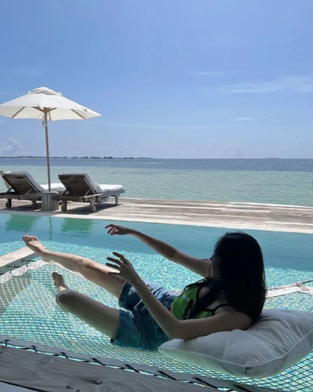 宣美晒比基尼泳装照,分享马尔代夫悠闲生活,验证自己优越的身材