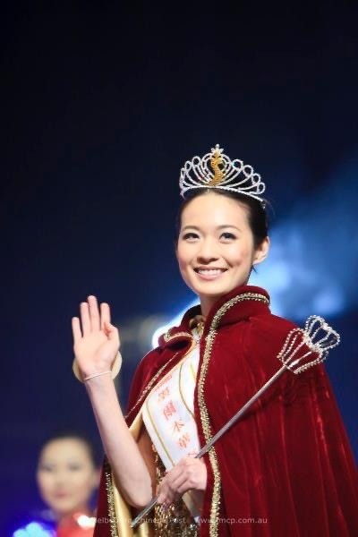 晚报:你在入行初期以拍电影为主,刚出道就与曾志伟,古天乐等前辈合作