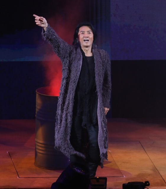 体力还是很吃力的,不过郑伊健事先有坚持锻炼,也彩排过演唱会,从照片