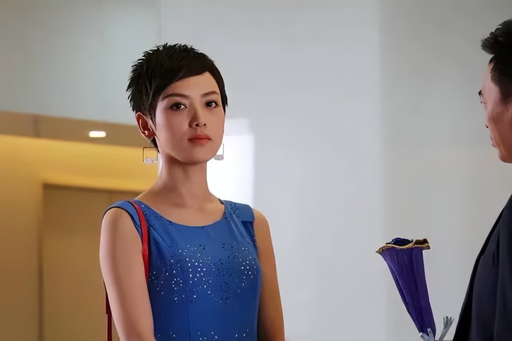 因为前夫的原因,李晓峰在2010年客串滕华涛导演的电视剧《失恋33天》.