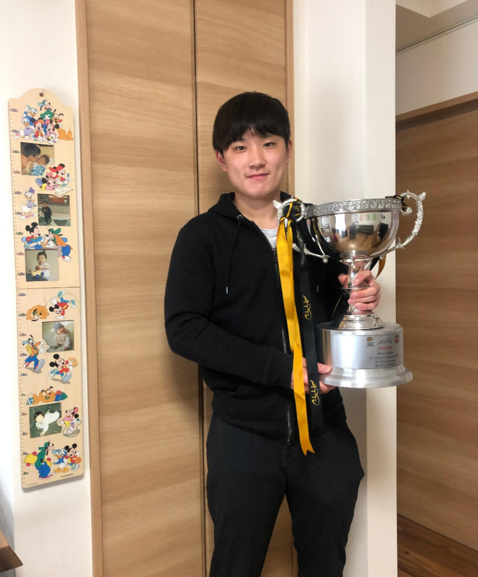 张本智和带奖杯回家,与儿时照片墙合影,房间很小但干净整洁_腾讯新闻