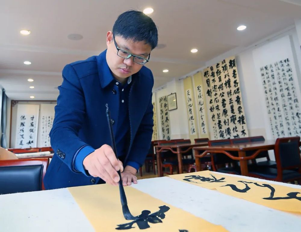 半路出家也不晚松江这位书法家已把书法看成一种生活方式一种修身养性