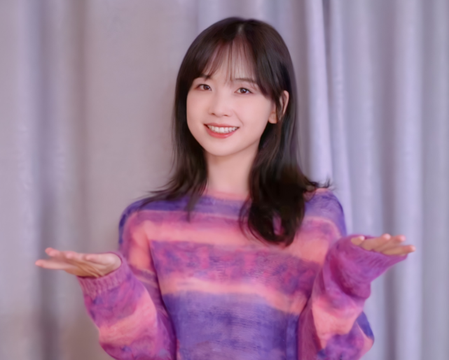 王冰冰回归首秀状态在线,不惧无滤镜直播,格子短裙自带少女感