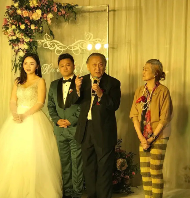 在薛中锐老师去世前,薛亦伦还在横店拍摄新戏,直到11月6日他才赶回