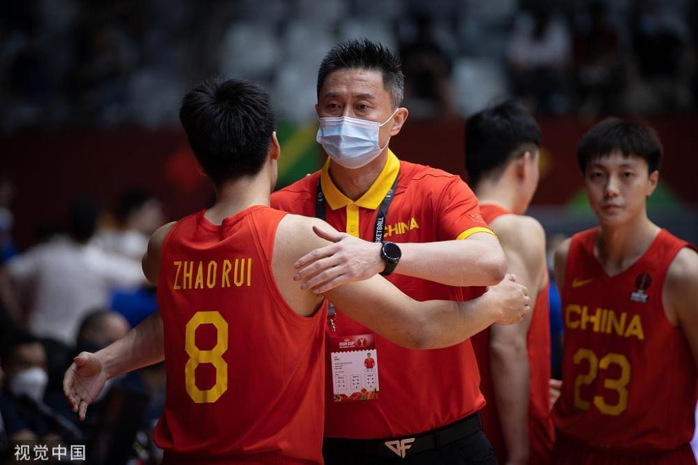 杜锋表示,虽然于德豪的表现被质疑,争议性很大,但是大家不知道,于德豪