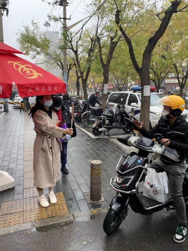 朝阳区利泽西园一区大白为封控区居民送去抗原试剂盒、蔬菜包腾讯开心鼠的思维好不好