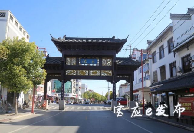 近年来,宝应县氾水镇按照"集镇管理要像绣花一样精细"的工作要求,落实