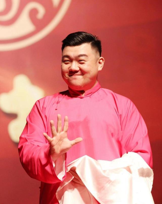 德云社张霄白与女排杨艺恋情曝光,男方台上转圈羞涩回应,粉丝一片沸腾