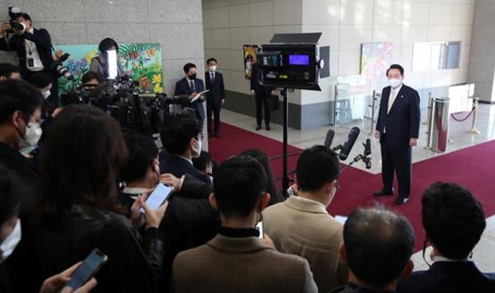 韩媒记者当面怼尹锡悦后，韩总统府宣布“每日简约记者会”暂停举行极光单词app