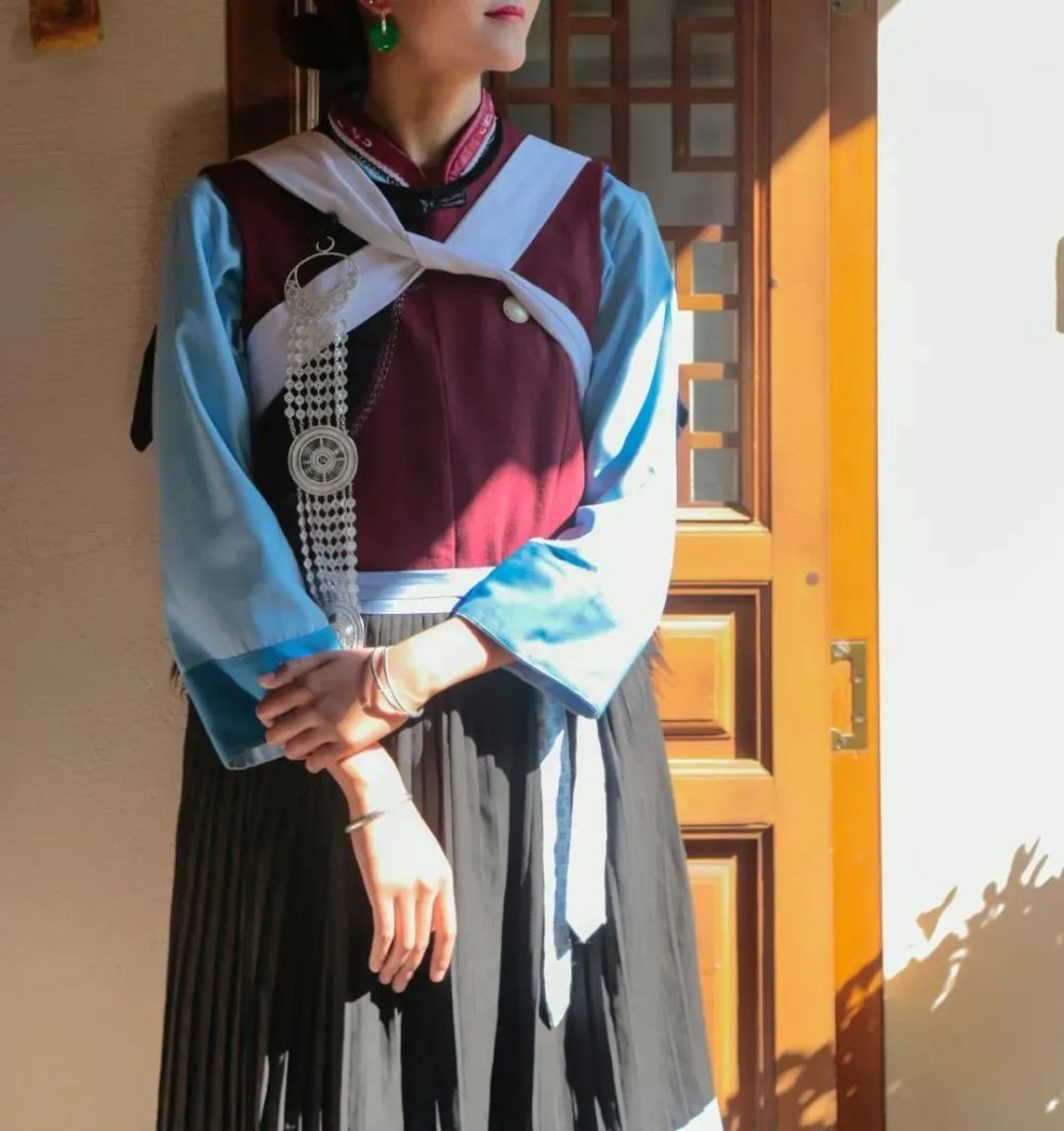 "披星戴月"挂饰设计理念以纳西族传统服饰的"披星戴月"元素为灵感