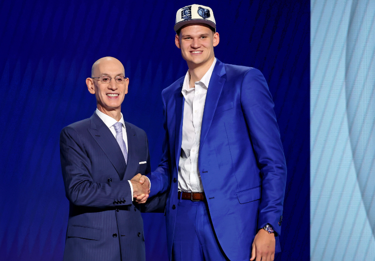 身高2米16一场没打被交易如今盖帽比戈贝尔还多爵士赚大了