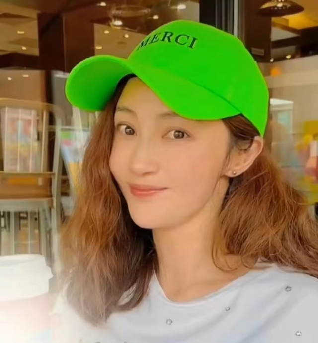 40岁姚笛独自拜访工作室,素颜出镜神情黯淡,发型邋遢疑有心事