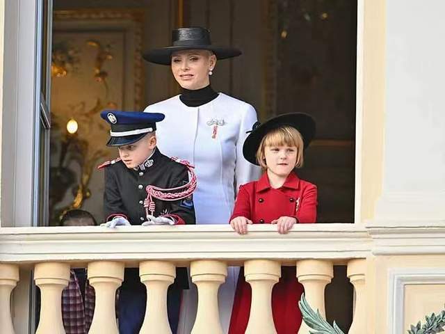 摩纳哥王室龙凤胎可爱营业!7岁小公主现女王式挥手,太可爱插图3