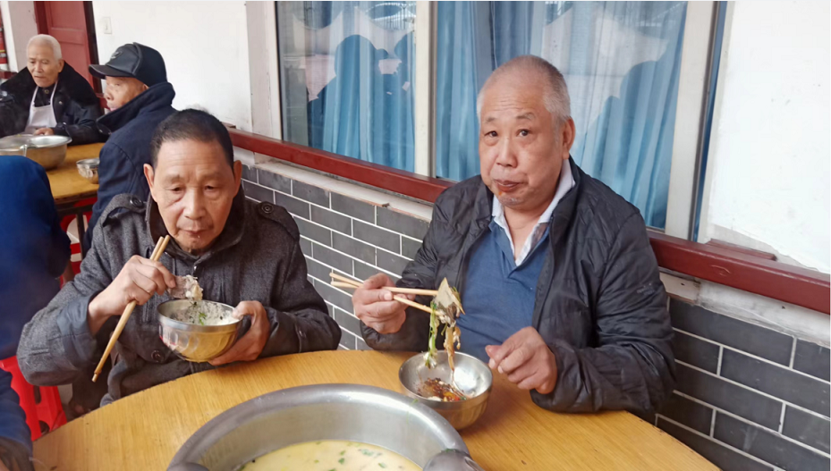 合江縣法王寺鎮:鄉賢送魚湯 鮮在嘴裡 暖在心裡_騰訊新聞