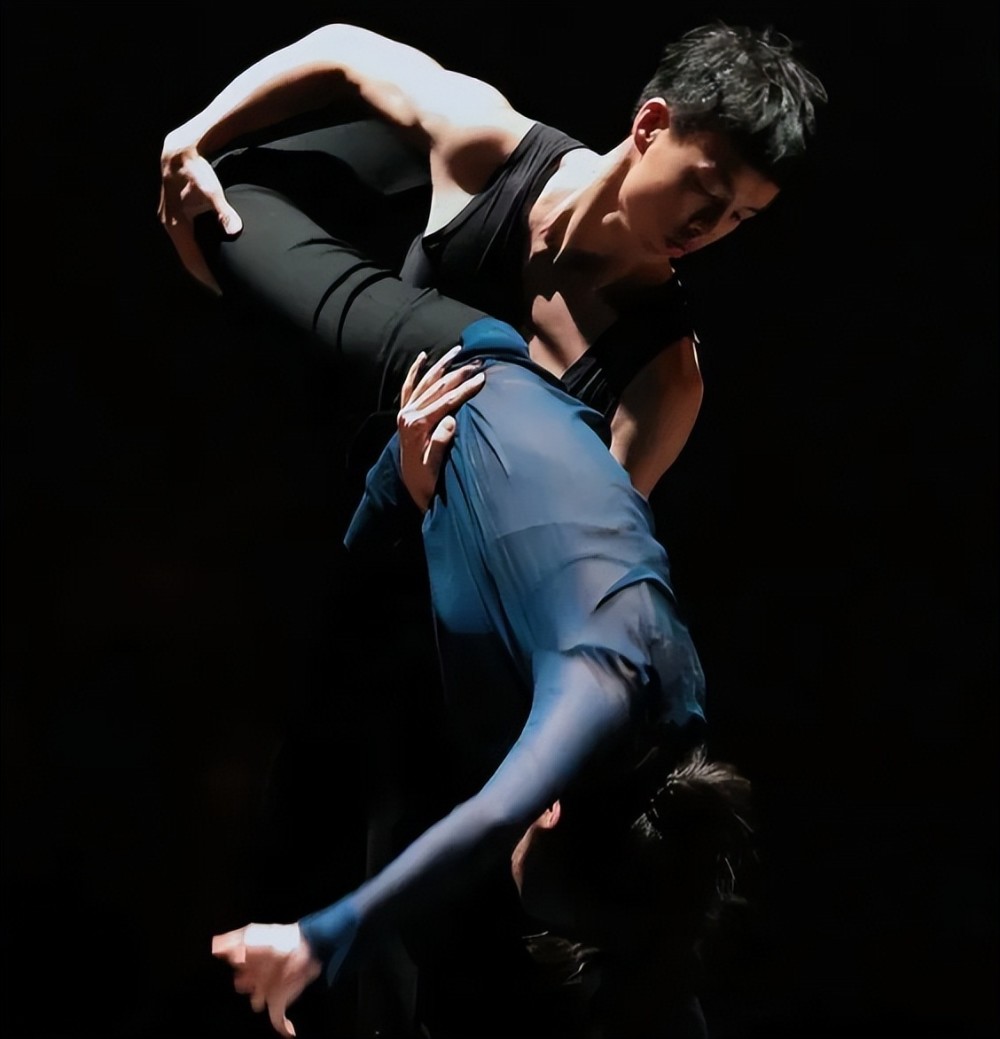 尹昉:他牛就牛在既做舞蹈家又做演员,36岁还没上位就当爹_腾讯新闻