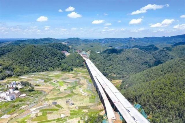 距实现"十四五"综合交通运输发展规划目标"二环十五射"高速公路网络还