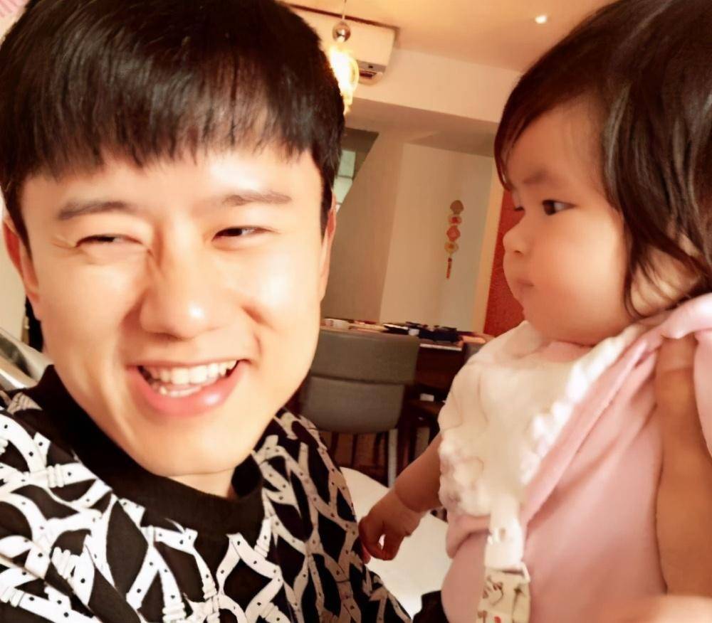 张杰谢娜合体拍写真,亲密搂腰秀恩爱,女方皮肤松弛面容憔悴_腾讯新闻