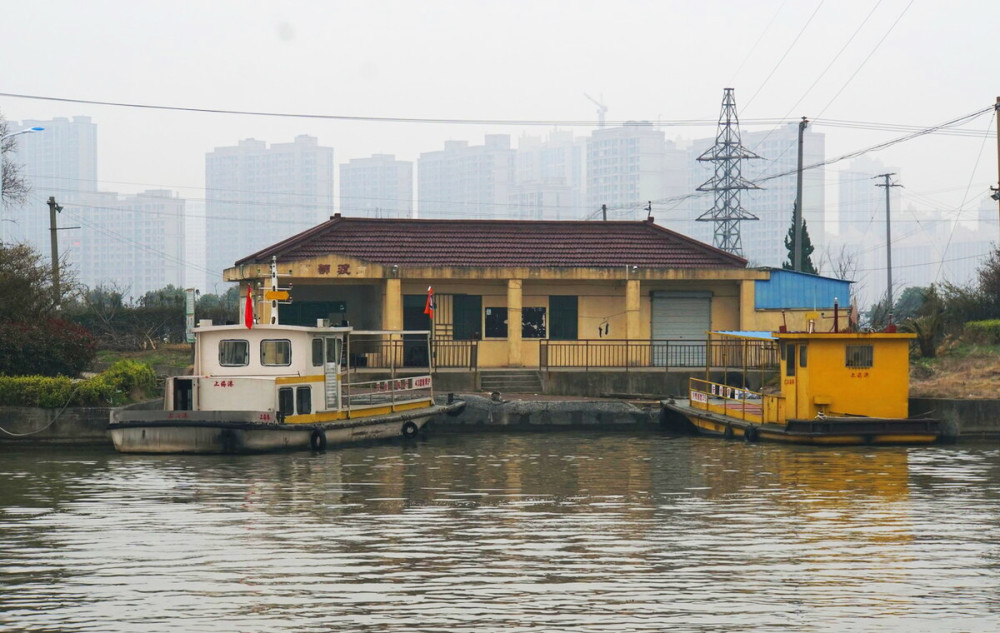 江的南岸是上海青浦白鹤镇,北岸除了万狮村属于上海,其他绝大部分都
