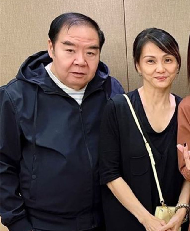 郑则仕夫妇罕同框,小14岁妻子身材苗条