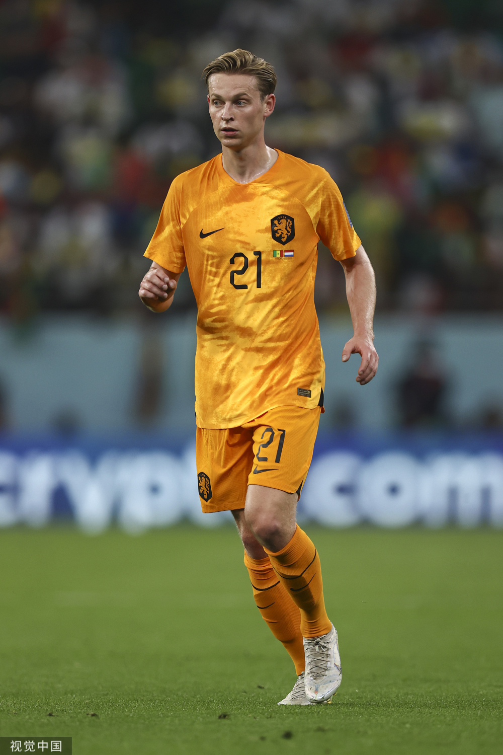 荷兰大将袭击对手关键部位,后者表情痛苦被担架抬下