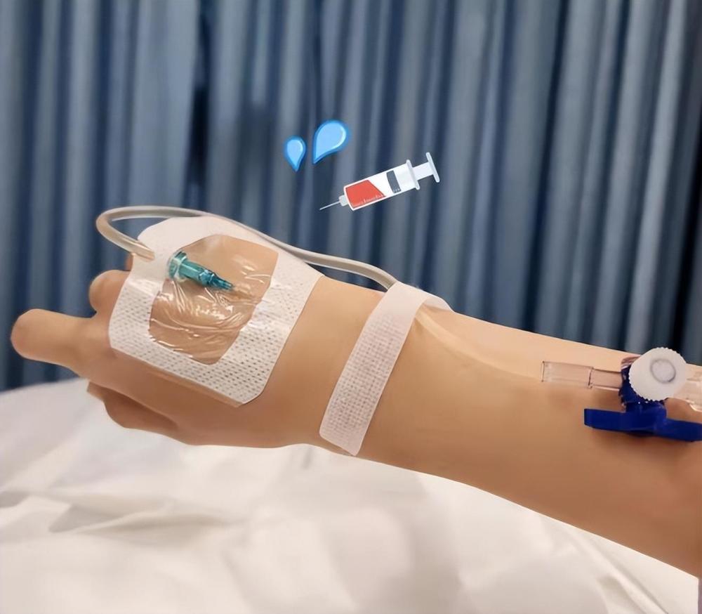 手插针管输液显憔悴,皮肤白皙两鬓斑白抢镜_腾讯新闻