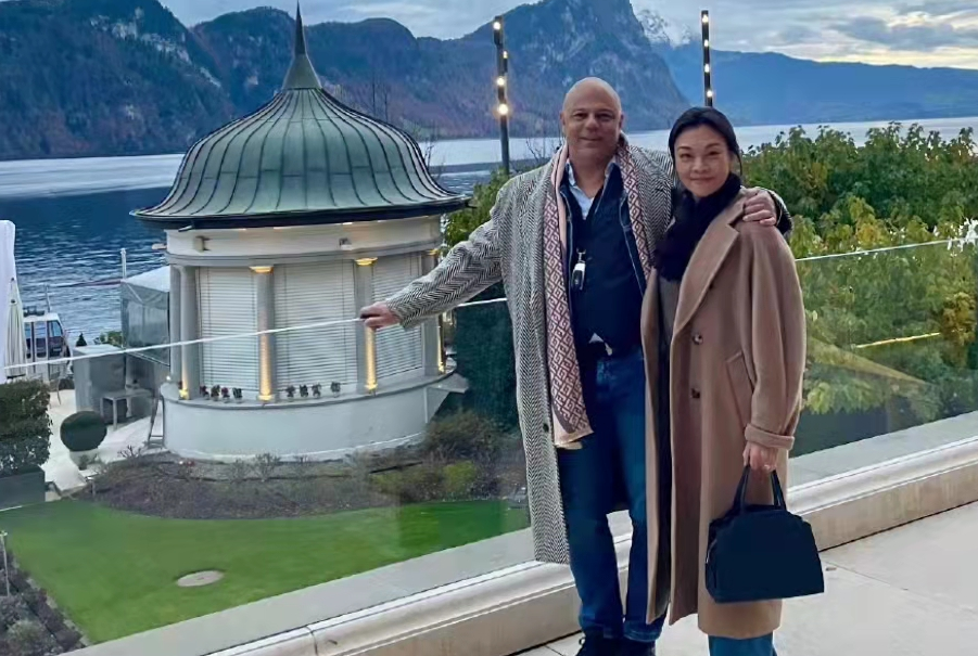 58岁史可与外籍老公现身瑞士,参加宴会妆容精致,男方光头吸睛_腾讯