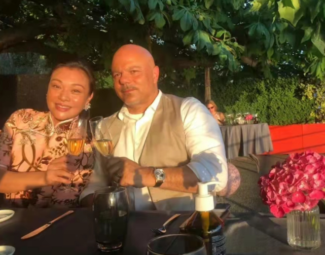 58岁史可与外籍老公现身瑞士,参加宴会妆容精致,男方光头吸睛