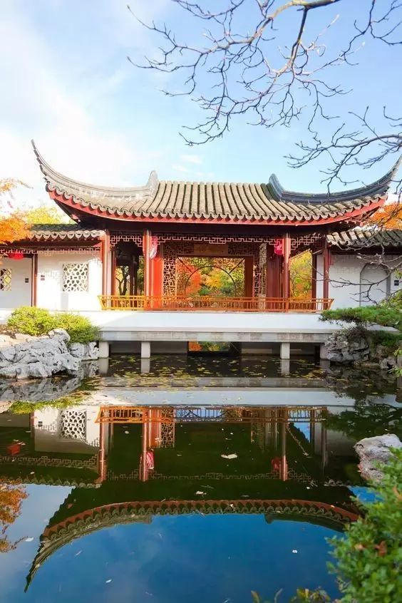 李白的《菩萨蛮》中写道:何处是归程,长亭连短亭.
