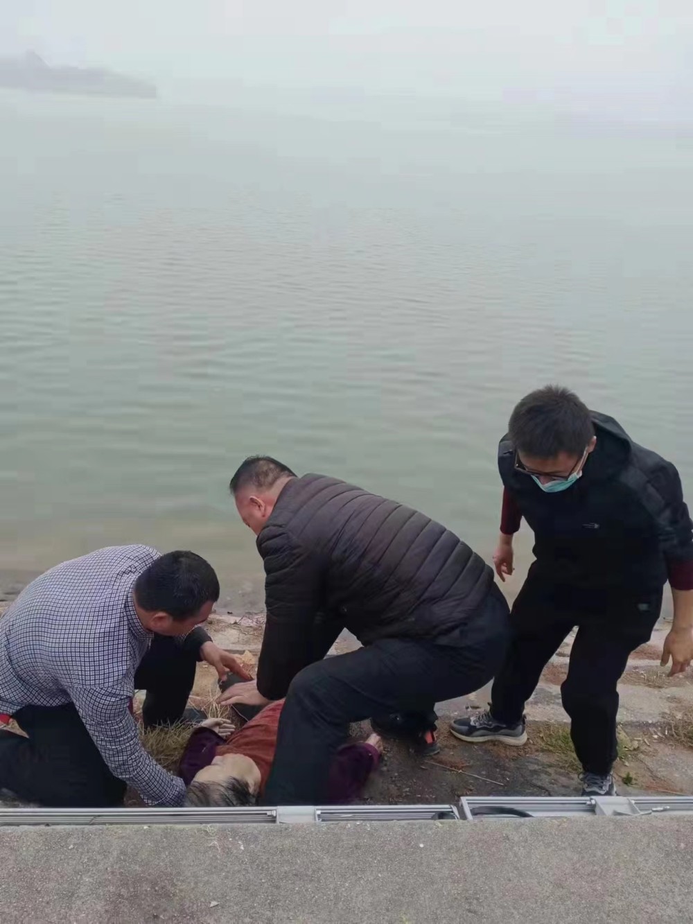 滨州:蒲湖风景区上演生死时速 "90后"保安死亡线上救回溺水老人_腾讯