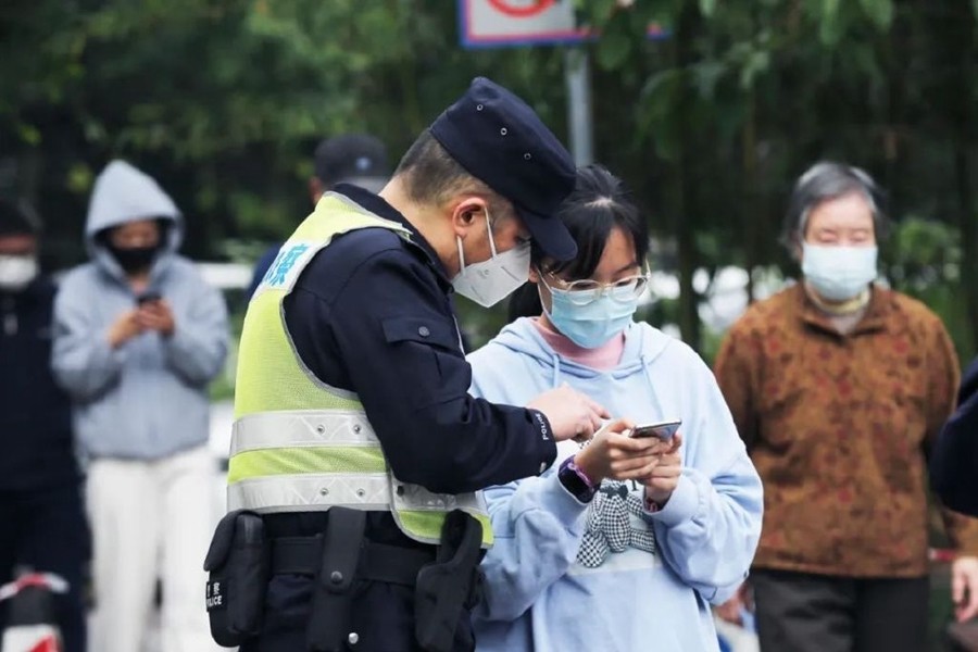 民警抗疫日记——日行两万步 守护社区不停歇_腾讯新闻