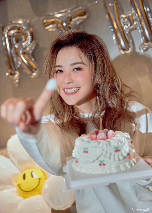 蔡卓妍晒九宫格生日美照,40岁活成第二个20岁有多美