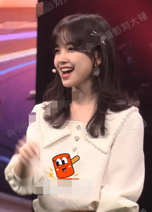 但有网友注意到虽然王冰冰的脸上一直带笑,但整个人