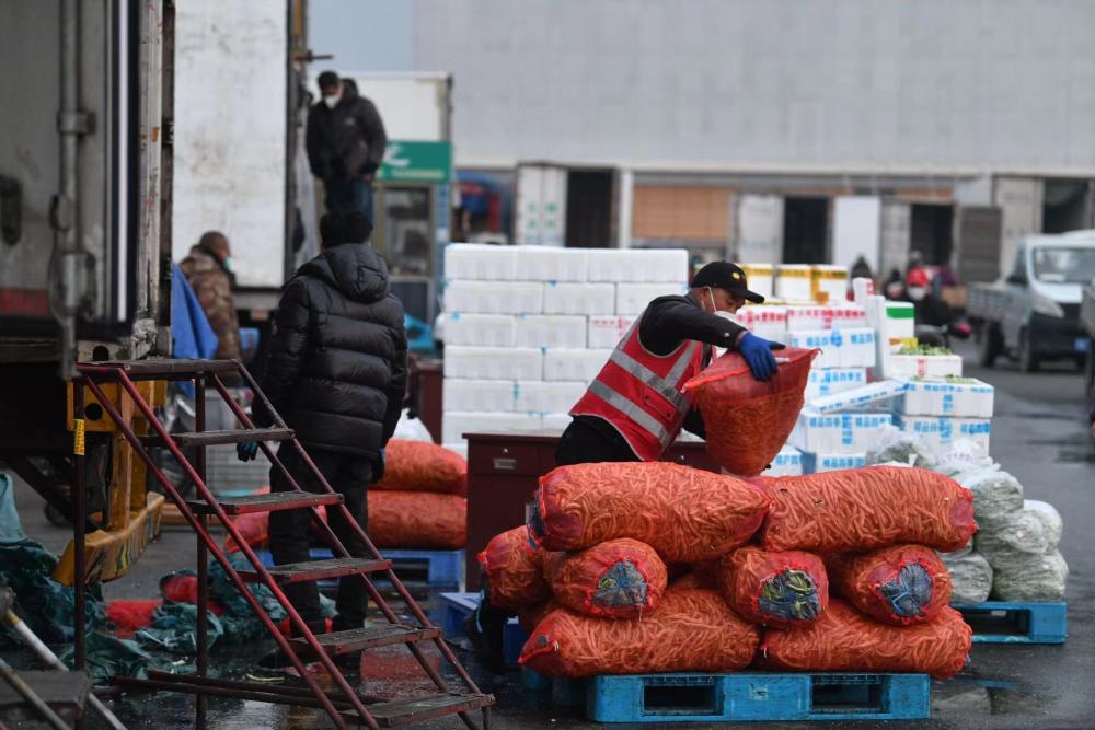 冬儲菜溫暖上市新發地農產品批發市場豬肉蔬菜量足價穩