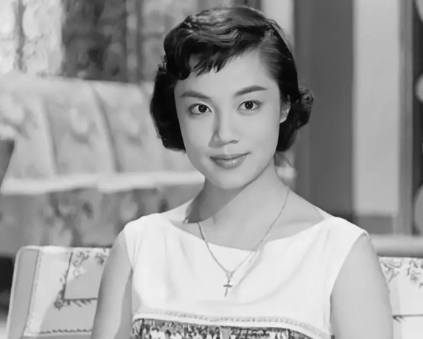 嘉玲原名何佩英,年轻时的她,长得高贵美艳,气质出众,她一出道就有机会