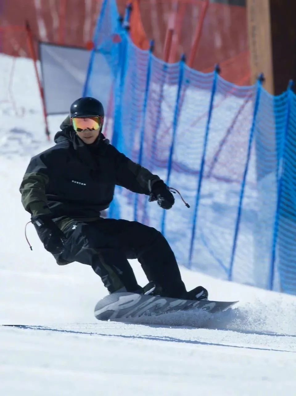 王一博和陈伟霆喊你去滑雪啦