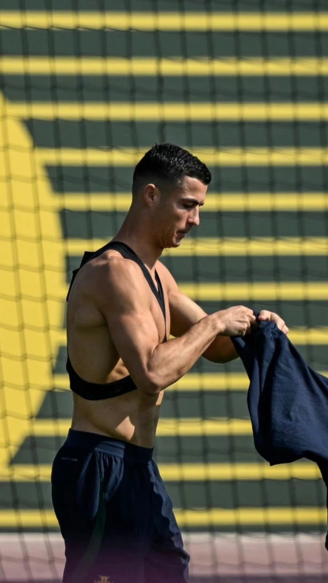 实拍c罗的手臂,腿部肌肉,非常发达!37岁能如此纪律,值得尊重