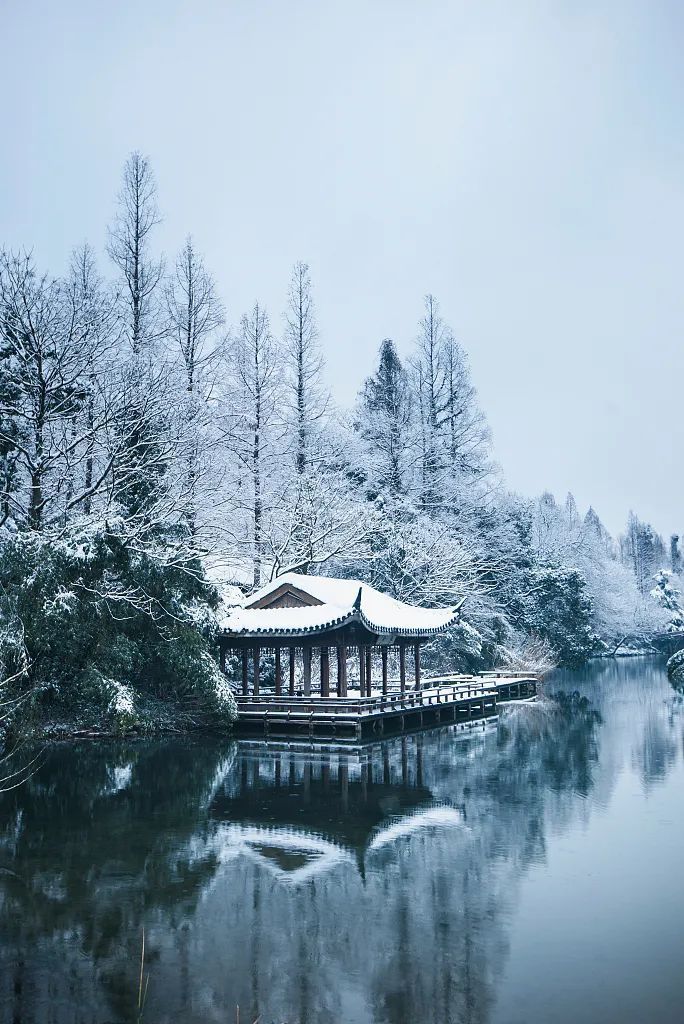 传说三:谢女咏雪谢道韫是谢太傅大哥谢无奕的女儿,左将军王凝之的妻子