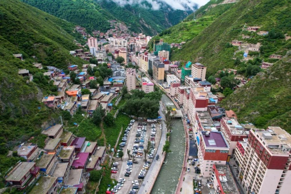 地处青藏高原东南部,金沙江上游,与西藏的江达县隔金沙江相望,县城距