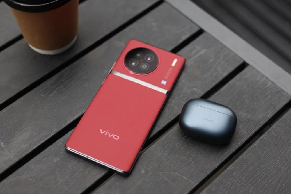 自信的感觉!vivo x90 华夏红配色图赏_腾讯新闻